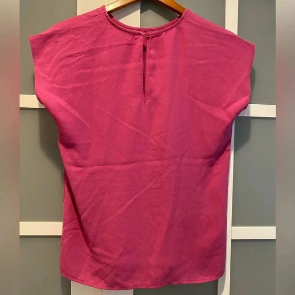Nordstrom Sleeveless Magenta Pink Keyhole Feminine Blouse Fits Women’s Small EUC - Picture 4 of 7